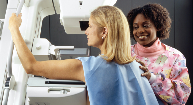 乳がん検査をする女性